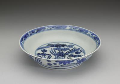 图片[2]-Dish with underglaze-blue decoration of a lotus pond, Hsuan-te reign (1426-1435), Ming dynasty-China Archive